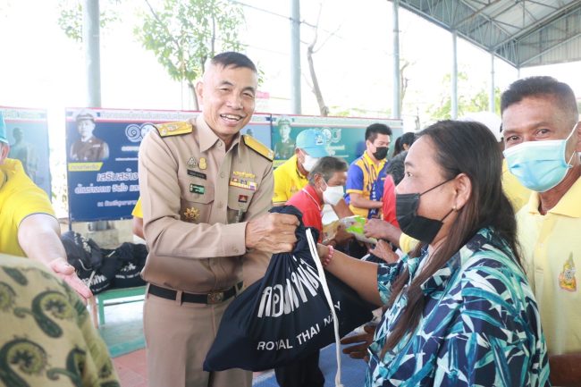 มอบถุงยังชีพ ให้แก่ประชาชน เพื่อลดค่าใช้จ่ายในชีวิตประจำวัน และ มอบอุปกรณ์ สำหรับ กิจกรรมสันทนาการ ให้เเก่ เด็กนักเรียน