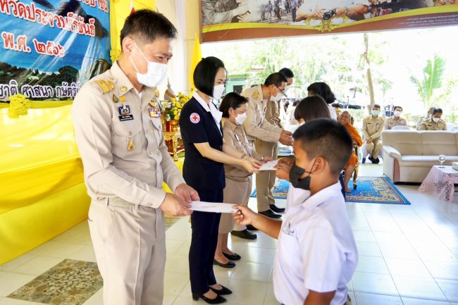 ประจวบคีรีขันธ์-ผู้ว่าประจวบฯ ออกหน่วยบำบัดทุกข์ บำรุงสุข ให้ประชาชนในพื้นที่ ต.อ่าวน้อย