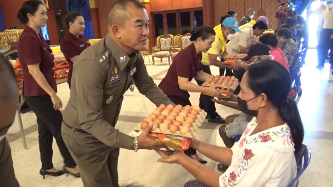 จิตอาสาตำรวจภูธรจังหวัดสงขลา “มอบสิ่งของบรรเทาทุกข์ภัยเพื่อเป็นกำลังใจให้แก่ประชาชน” ทั้งข้าวสารและไข่ไก่