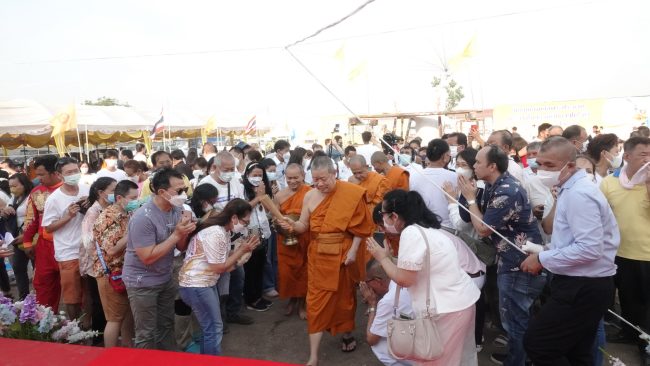 ปทุมธานี รับบุญพร้อมกันทอดผ้าป่าสามัคคีล้านกอง สมเด็จธงชัยประธานเททองหล่อพระประธานประจำอุโบสถวัดสายสุวพรรณ