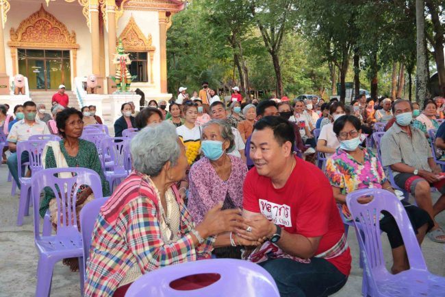 กาฬสินธุ์หาเสียงคึกคักผู้เฒ่าผูกฝ้ายแดงรับขวัญพลากรเพื่อไทยขออาสารับใช้เขต 2