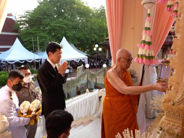 ปทุมธานี อดีตรองนายกรัฐมนตรี ให้เกียรติมาเป็นประธานพิธีพระราชทานเพลิงศพ คุณครูเสริมสุข ทองศิริ ในวัย 96 ปี ส่งดวงวิญญาณสู่สวรรค์