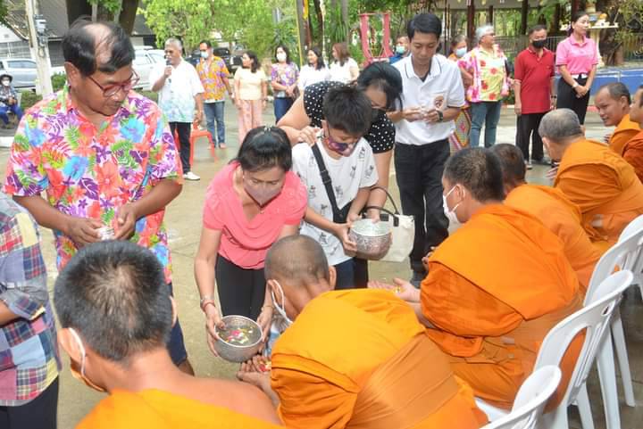 สระบุรี/สงกรานต์ “ชมรมชาวใต้สระบุรี” สืบสานประเพณีถวายสรงน้ำพระ รดน้ำขอพรผู้สูงอายุ