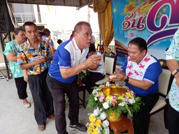 ปทุมธานี รดน้ำขอพร “พี่ใหญ่” หัวหน้าทีมพลังประชารัฐ พัฒนาปทุมธานี เนื่องในวันปีใหม่ไทย เพื่อเป็นสิริมงคล