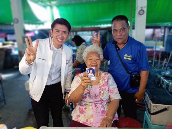 ปทุมธานี นายนดพล ลัดดาแย้ม “อดีต สจ.ตุ้ย คนดังเมืองปทุมธานี ” ฟิตจัดลงพื้นที่พบประชาชนขอคะแนน แฟนคลับให้การต้อนรับคึกคัก