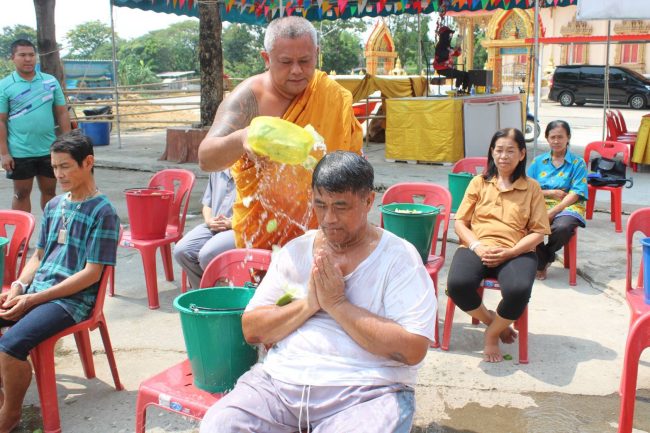 ปทุมธานี “คลื่นคนบุญแห่อาบน้ำมนต์ ” พระครูขันติธรรมรัต เจ้าอาวาส วัดตระพัง สามโคก เพื่อเป็นสิริมงคล กันอย่างคึกคัก