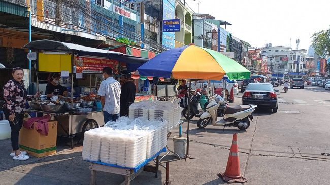 ชลบุรี-แม่ค้าสุดเซ็งหลังลูกค้ามาสั่งข้าวเหนียวหมูจำนวน 650 กล่องแล้วไม่มารับ