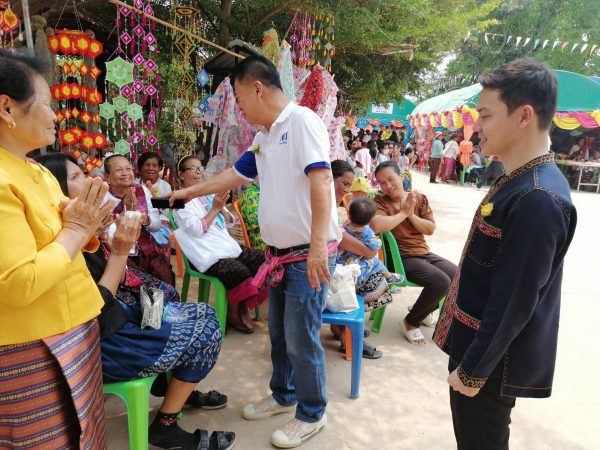 กาฬสินธุ์-หมูวิรัชเพื่อไทยกาฬสินธุ์เขต1ร่วมกิจกรรมยกช่อฟ้าอุโบสถกราบขอคะแนนชาวตำบลขมิ้น