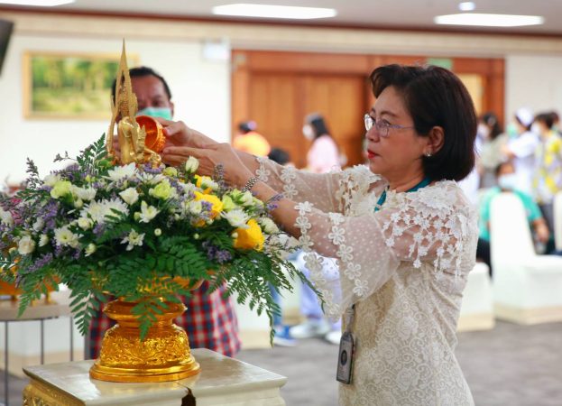 โรงพยาบาลพญาไท 3 สืบสานประเพณีไทย ทำบุญตักบาตร พรัอมบวงสรวงสมเด็จพระเจ้าตากสินมหาราช เนื่องในเทศกาลสงกรานต์