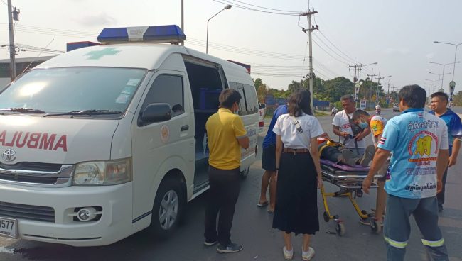 ปราจีนบุรี-กล้องวงจรปิดจับภาพรถตู้พยาบาลนำคนเจ็บข้ามแยกไฟแดงถูกรถเก๋งพุ่งชน