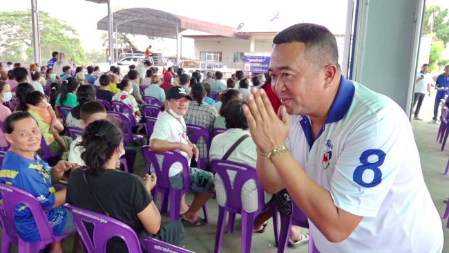 ปทุมธานี นพพร ขาวขำปราศรัยชาวบ้านขอโอกาศเลือกคนทำงานลูกหลานคนลาดหลุมแก้ว