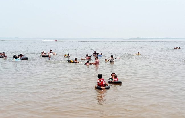 กาฬสินธุ์สงกรานต์แห่เล่นน้ำเขื่อนลำปาวหาดดอกเกดทะเลอีสานคึกคัก