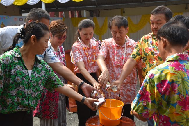 จันทบุรี-ประชาชนชาวจังหวัดจันทบุรีร่วมทำบุญ สรงน้ำพระพุทธสิหิงค์(จำลอง) รดน้ำขอพรผู้สูงอายุเนื่องในวันสงกรานต์ ส่งเสริมประเพณี วัฒนธรรมอันดีงาม