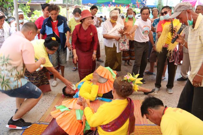 ขอนแก่น-ตีกลองเฮฮาสร้างสีสันบรรยากาศงานบวชคลายร้อน