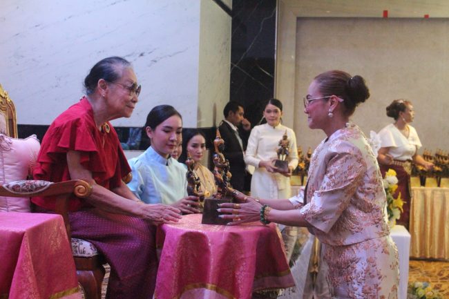 ผอ.ฟ้า สร้างบุญยิ่งใหญ่ มอบพระสมเด็จ 3,000 องค์ ให้วัดดังหารายได้นำไปบูรณะวัดและสร้างรูปเหมือนอดีตเกจิดัง พร้อมรับรางวัลอันทรงเกียรติ “ท้าวเวสสุวรรณ” จากหม่อมเจ้าอุทัยกัญญา