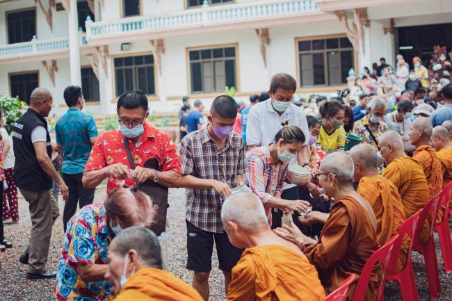 นครนายก – คณะกรรมการวัดสุตธรรมารามและชาวบ้านร่วมจัดงานประเพณีสรงน้ำพระ พระครูธรรมสุตาภรณ์(หลวงปู่บุญมี)พระเกจิชื่อดังจังหวัดนครนายกและพระสงฆ์วัดสุตธรรมาราม ตำบลพรหมณี อำเภอเมืองจังหวัดนครนายก