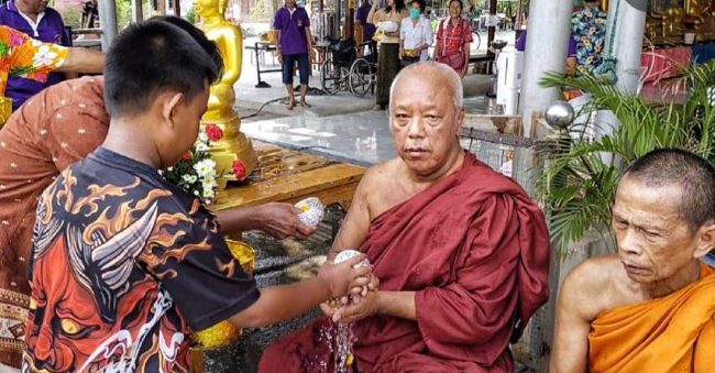 นครนายก – วัดธรรมปัญญาจัดพิธีสรงน้ำพระและผู้สูงอายุ พร้อมสวดมหาพุทธาภิเษก วาระ 5