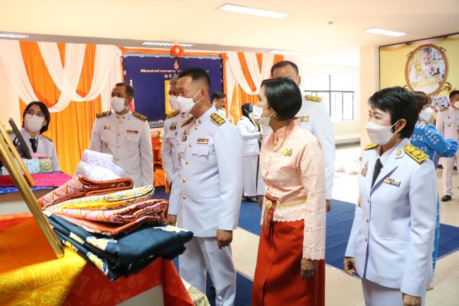 สตูล จัดพิธีมอบลายผ้าพระราชทาน “ผ้าลายดอกรักราชกัญญา” ต่อยอดภูมิปัญญาและงานหัตถศิลป์พื้นถิ่น ให้ดำรงคงอยู่คู่แผ่นดินไทยอย่างยั่งยืน