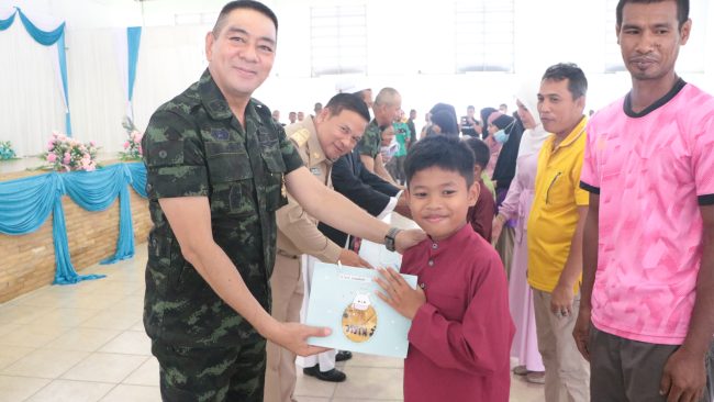 นราธิวาส-” แม่ทัพต้น” มอบชุดรายอ เด็กเยาวชนปลื้ม พร้อมเผย ชุดมลายู ชุดท้องถิ่น กอ.รมน.ภาค 4 ส่งเสริม อัตลักษณ์ ร่วมสร้างสุขพื้นที่ จชต.