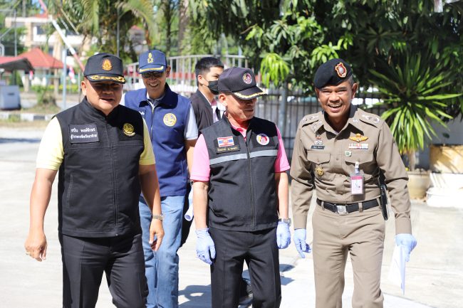 นราธิวาส-แถลงข่าว โชว์ผลการปฏิบัติการจับกุมเครือข่ายนักค้ายาเสพติดรายสำคัญ พร้อมของกลาง ยาไอซ์ ๕๐ กก. พร้อมยาบ้า ๒,๐๐๐ เม็ด ขานรับนโยบายรัฐบาลให้มีการปราบปรามยาเสพติดอย่างจริงจังในพื้นที่ภาคใต้