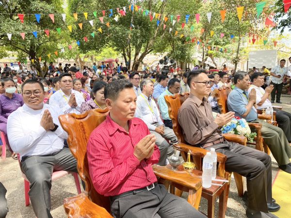 ตราด-คณะอธิบดีกระทรวงแรงงานจากพนมเปญ พร้อมด้วยคณะและเจ้าหน้าที่ร่วมงานพิธีสรงนํ้าพระพุทธรูปและร่วมกิจกรรมการละเล่น ตามประเพณีสงการนต์ของแรงงานชาวกัมพูชา ครั้งที่ 2