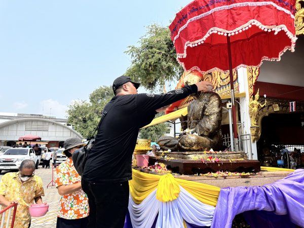 ชลบุรี-วันไหลสัตหีบ ร่วมสรงน้ำหลวงพ่ออี๋ วัยรุ่นนักท่องเที่ยวนับพันแห่เล่นน้ำเต็มตลาด