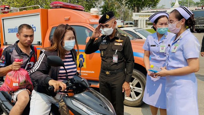 ลำปาง-สงกรานต์ปลอดภัย หน่วยทหารห่วงใย จัดตั้งจุดบริการประชาชน หน้าค่ายสุรศักดิ์มนตรี