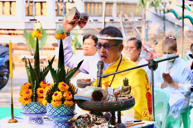 “หลวงปู่อี๊ด” พระเกจิวัดเทพประสาท ชลบุรี หรือที่ลูกศิษย์เรียกว่า เทพเจ้าแห่งชายฝั่งทะเลตะวันออก จัดพิธีไหว้ครู ประจำปี 2566 แบบเรียบง่าย