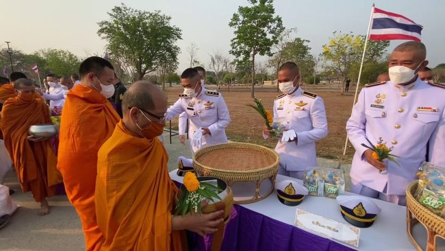 เพชรบูรณ์ กองพลทหารม้าที่ 1 ตักบาตรพระสงฆ์ 20 รูป ถวายเป็นพระราชกุศล