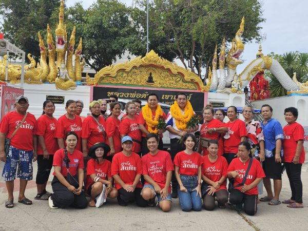 โค้งสุดท้าย สนธยา คุณปลื้ม นำ พนธกร ใคร่ครวญ ผู้สมัคร สส.เพื่อไทย เบอร์7 ขึ้นปราศรัยบนรถหาเสียง รอบอำเภอสัตหีบ ชูนโยบายแก้ปัญหาปากท้อง