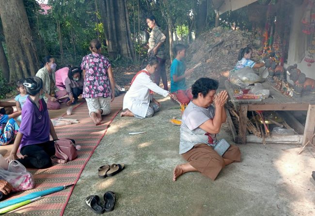 กาฬสินธุ์ชาวบ้านสืบสานประเพณีโบราณทำบุญเลี้ยงผีปู่ตาก่อนลงมือทำนา