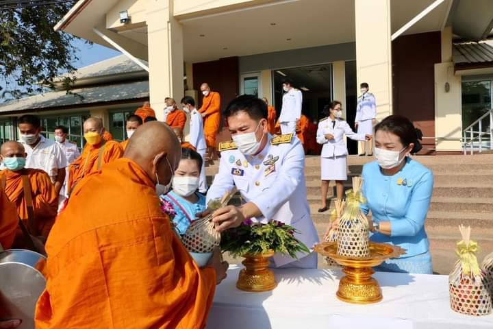 อยุธยา – ผู้ว่าฯ พระนครศรีอยุธยา นำข้าราชการและประชาชนทุกหมู่เหล่า ร่วมทำบุญตักบาตร และวางพานพุ่ม เนื่องในพิธีเฉลิมฉลองวาระครบรอบ 100 ปี วันประสูติ สมเด็จพระเจ้าพี่นางเธอ เจ้าฟ้ากัลยาณิวัฒนา กรมหลวงนราธิวาสราชนครินทร์