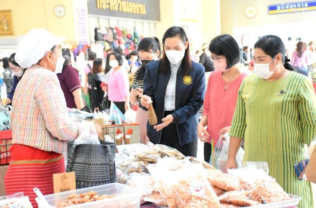 แรงงานจังหวัดสมุทรสงคราม นำกลุ่มวิสาหกิจชุมชนก้ามดาบ ร่วมออกบูธจำหน่ายผลิตภัณฑ์ สร้างอาชีพ เพิ่มรายได้ แรงงานนอกระบบ