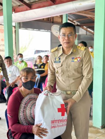 สุโขทัย-พ่อเมืองนำกาชาดสุโขทัย ให้กำลังใจส่งมอบถุงยังชีพจากภายุฤดูร้อนพื้นที่อ.คีรีมาศ