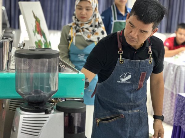 สตูล อบจ. สตูลดึงคนว่างงาน และ เจ้าของธุรกิจคาฟ่ ฝึกเป็น มือชง “ บาริสต้ามืออาชีพ “ ต่อยอดกลับค้าขายเครื่องดื่มเย็นๆให้ดีขึ้นในช่วงสภาพอากาศที่ร้อนจัด และกลุ่มคนมีความฝันอยากเปิดร้าน กลับไปทำเป็นสร้างงานในอนาคต