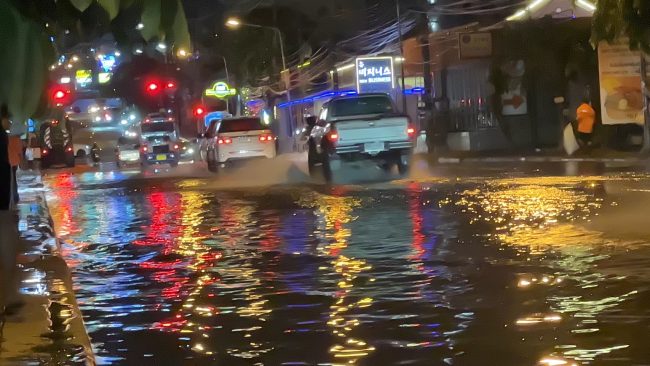 เริ่มเข้าสู่ฤดูฝน ฝนตกหนักพัทยาน้ำท่วมขังหลายจุด