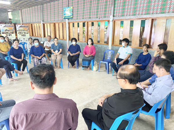 ตราด-กลุ่มวิสาหกิจชุมชนแปรรูปอาหารทะเลบ้านตาหนึก ต้อนรับคณะผู้ตรวจเยี่ยมติดตามผลการดําเนินงานของวิทยาลัยชุมชนตราด