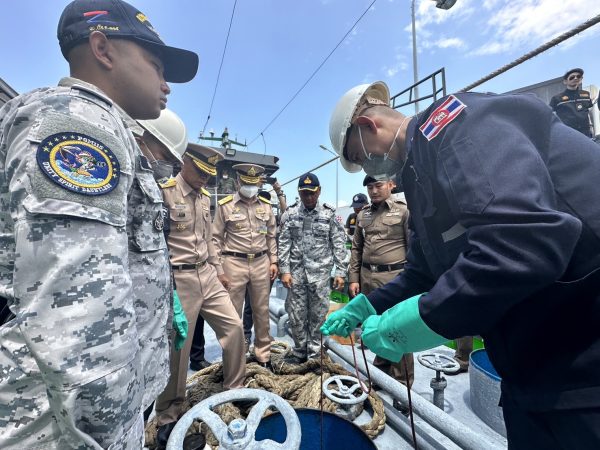 ทัพเรือภาคที่ 1 ร่วม ศรชล.ภาค 1 ส่งเรือรบสกัดจับเรือขนน้ำมันเถื่อนกลางทะเลกว่า 1 แสนลิตร ส่งดำเนินคดี ปรับกว่า 5 ล้าน