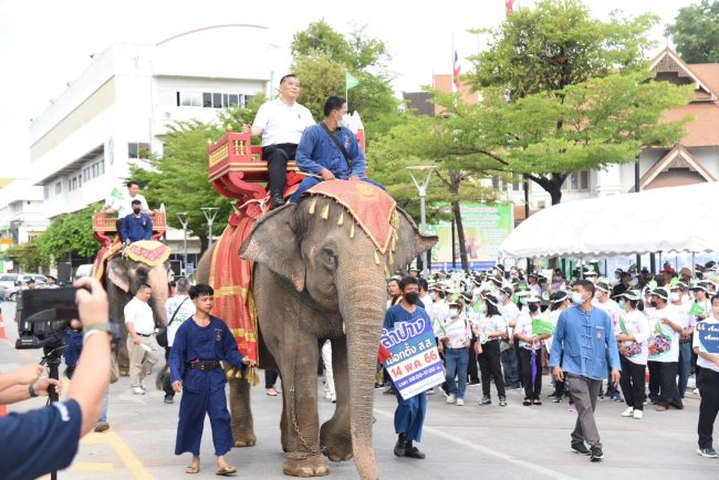 ลำปาง-ผบ.มทบ32 นั่งรถม้า ร่วมประชาสัมพันธ์และรณรงค์ ให้คนลำปางออกมาใช้สิทธิ์เลือกตั้ง สส. 14 พฤษภาคม นี้