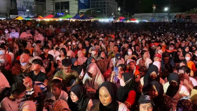 พรรคก้าวไกลยกทีม ตีสงขลา เปิดเวทีปราศรัยใหญ่ที่ อ.หาดใหญ่ จ.สงขลา นำโดย นายพิธา ลิ้มเจริญรัตน์ หัวหน้าพรรค คนนับหมื่นล้นลานออกมาบนถนน