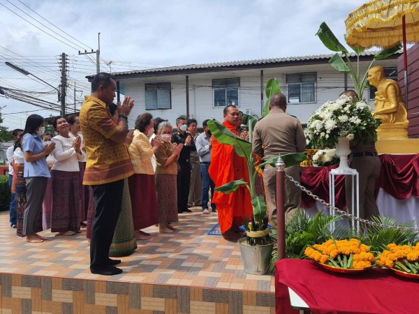 (สุรินทร์) สถานีตำรวจภูธรปราสาท จัดพิธีประดิษฐานรูปเหมือน พระครูปราสาทพรหมคุณ (หลวงปู่หงษ์ พรหมปัญโญ)