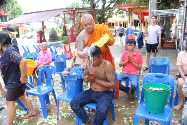 ปทุมธานี “พระครูขันติธรรมรัต” อาบน้ำมนต์ธรณีสารใหญ่ ศิษย์ยานุศิษย์ เพื่อเป็นสิริมงคล คึกคัก