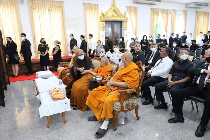 พระบาทสมเด็จพระเจ้าอยู่หัว ทรงพระกรุณาโปรดเกล้าฯ พระราชทานน้ำหลวงอาบศพและพวงมาลา ในพิธีศพนายณรงศักดิ์ โอสถธนากร ผู้ว่าราชการจังหวัดปทุมธานี