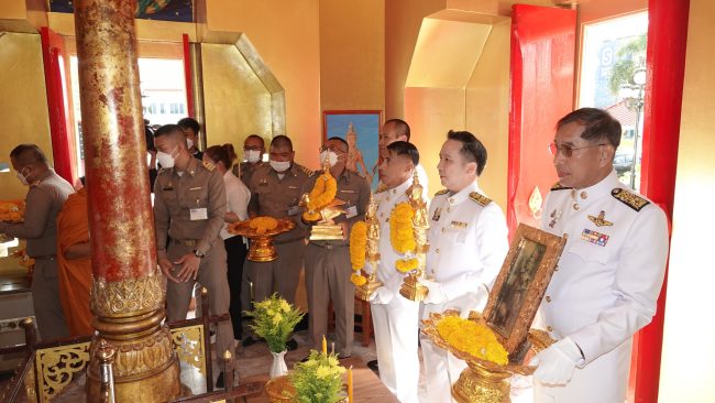 ปทุมธานี ชาวปทุมสุดอาลัยร่วมกันอัญเชิญสิ่งศักดิ์สิทธิ์ประจำศาลหลังเมืองหลังผู้ว่าได้สั่งเสีย