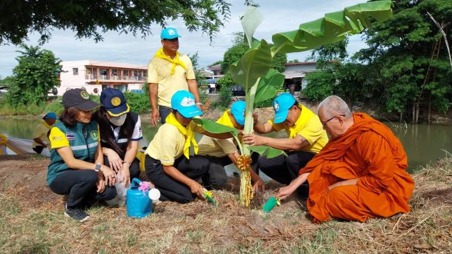 ปทุมธานี ชาวลาดหลุมแก้วร่วมปล่อยปลา ปลูกต้นไม้ และมอบสิ่งของให้คนยากไร้ถวายพระกุศลสมเด็จพระสังฆราชพระชนมายุ 8 รอบ