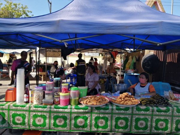 นราธิวาส-ตลาดนัดวัดประชุมชลธารา ตลาดพหุวัฒนธรรม ชาวไทยพุทธ-มุสลิม อ.สุไหงปาดี จ.นราธิวาส ต้นแบบ ความเข้มแข็งของผู้นำศาสนา และ ชุมชน