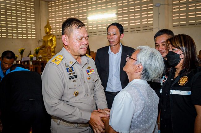 นราธิวาส-เลขาธิการ ศอ.บต. ร่วมไว้อาลัย 2 ผู้เสียชีวิต จากเหตุลอบยิงในพื้นที่ อ.รือเสาะ จ.นราธิวาส ย้ำ!! จะยืนเคียงข้างและดูแลคนข้างหลังไม่ทิ้งให้โดดเดี่ยวต่อไป