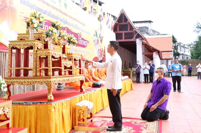 เพชรบูรณ์-รองผู้ว่าฯ นำพุทธศาสนิกชนร่วมทำบุญตักบาตรข้าวสารอาหารแห้ง “อิ่มบุญ สุขใจ นุ่งผ้าไทย ใส่บาตร”