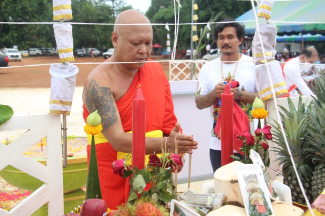 ปราจีนบุรี-ส่องเลขปลายประทัดพิธีบวงสรวงเบิกเนตรท้าวเวสสุวรรณ