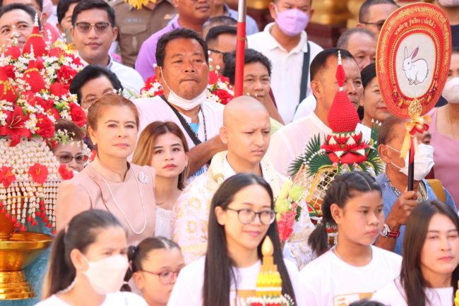 สมุทรปราการ-แจกทานร่วมแสน!! พิธีอุปสมบทลูกชายนักการเมืองท้องถิ่นคนดังบางพลี ”จิรายุ รุ่งเรือง”